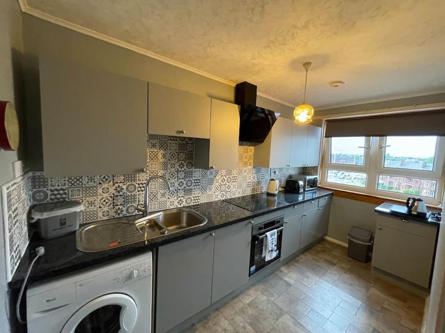 West End Hidden Gem - Modern 2-Bedroom Apartment With Residents Patio غلاسغو المظهر الخارجي الصورة