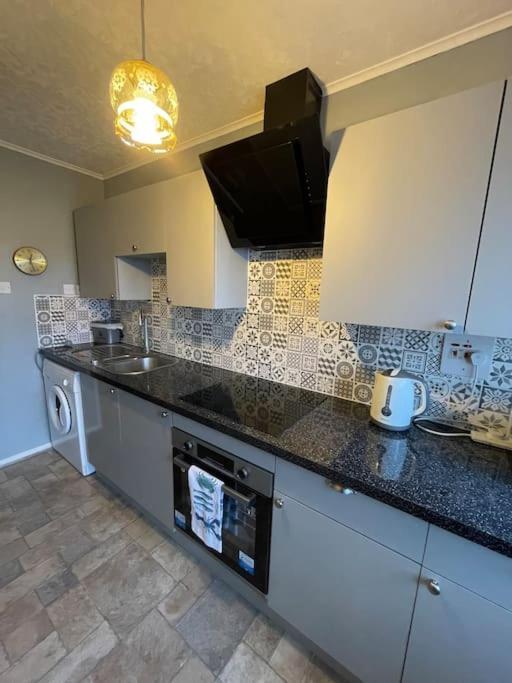 West End Hidden Gem - Modern 2-Bedroom Apartment With Residents Patio غلاسغو المظهر الخارجي الصورة